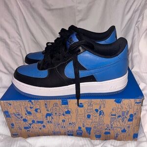 LIKE NEW Blue and Black Nike Air Boys 6y